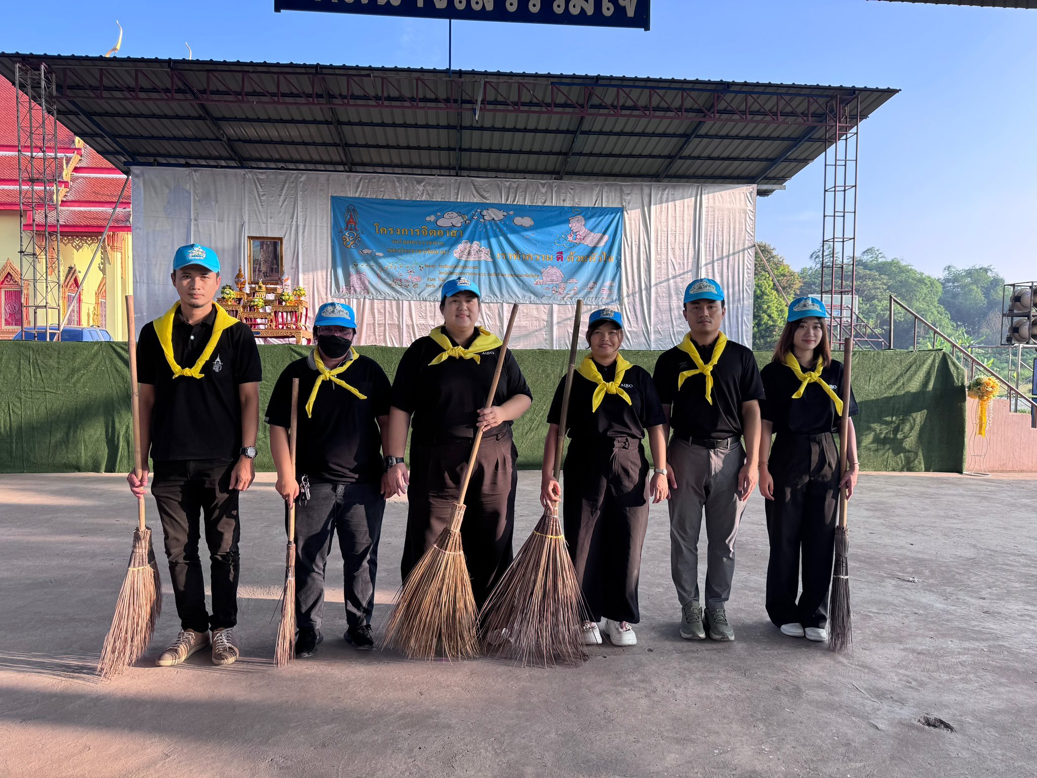 title - องคมนตรีนำนักเรียนทุนพระราชทาน ม.ท.ศ.  โรงเรียนวัดนางเล่ว จังหวัดอ่างทอง ทำกิจกรรมจิตอาสา “เราทำความดี ด้วยหัวใจ” 